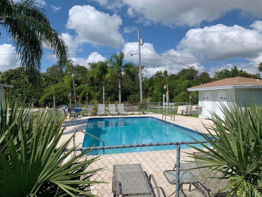 Sebastian Gardens Inn & Suites Esterno foto